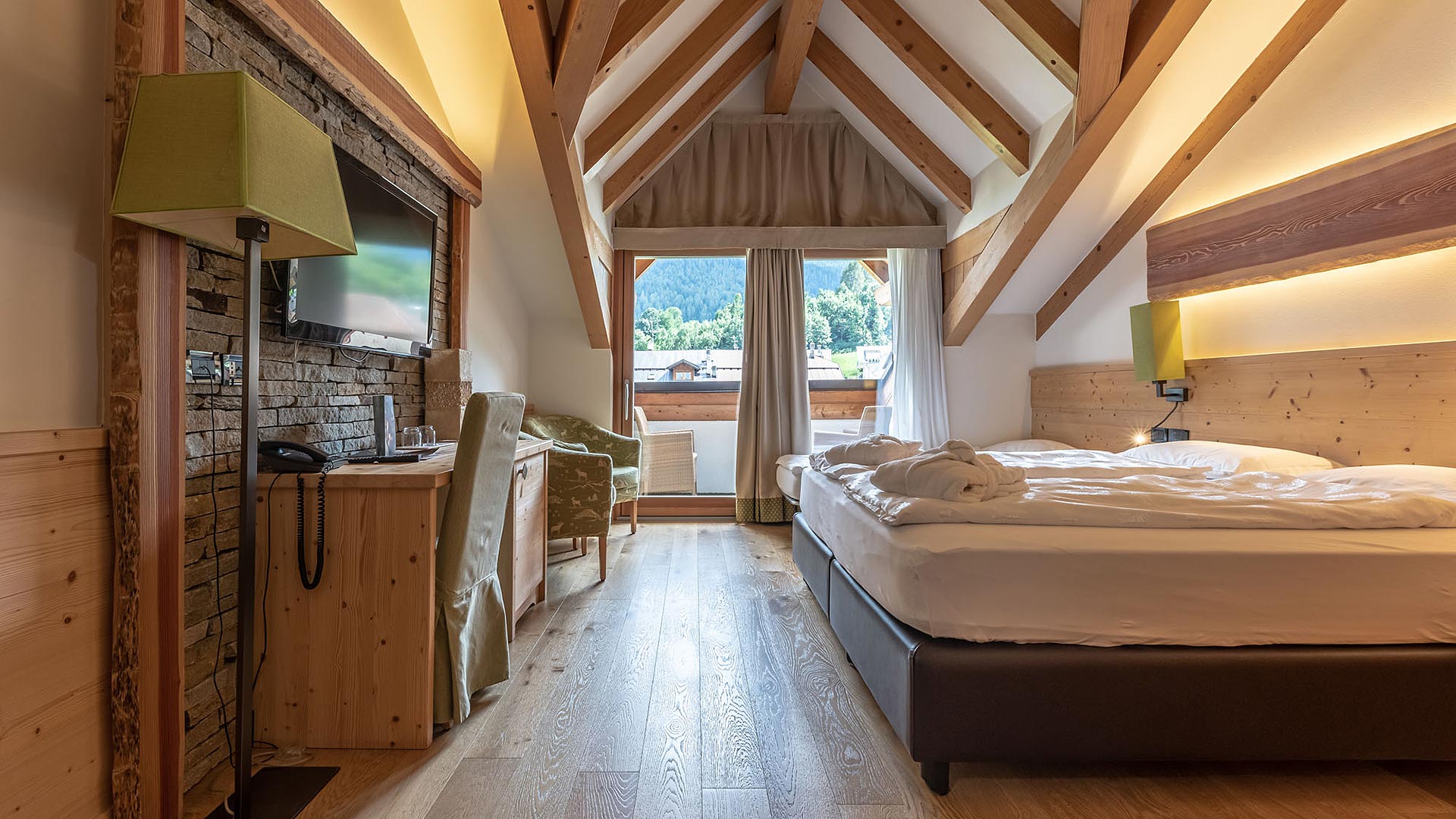 Dimaro, Val di sole Hotel AlpHoliday sleep in spacious, bright and comfortable rooms, enjoying your wellbeing.