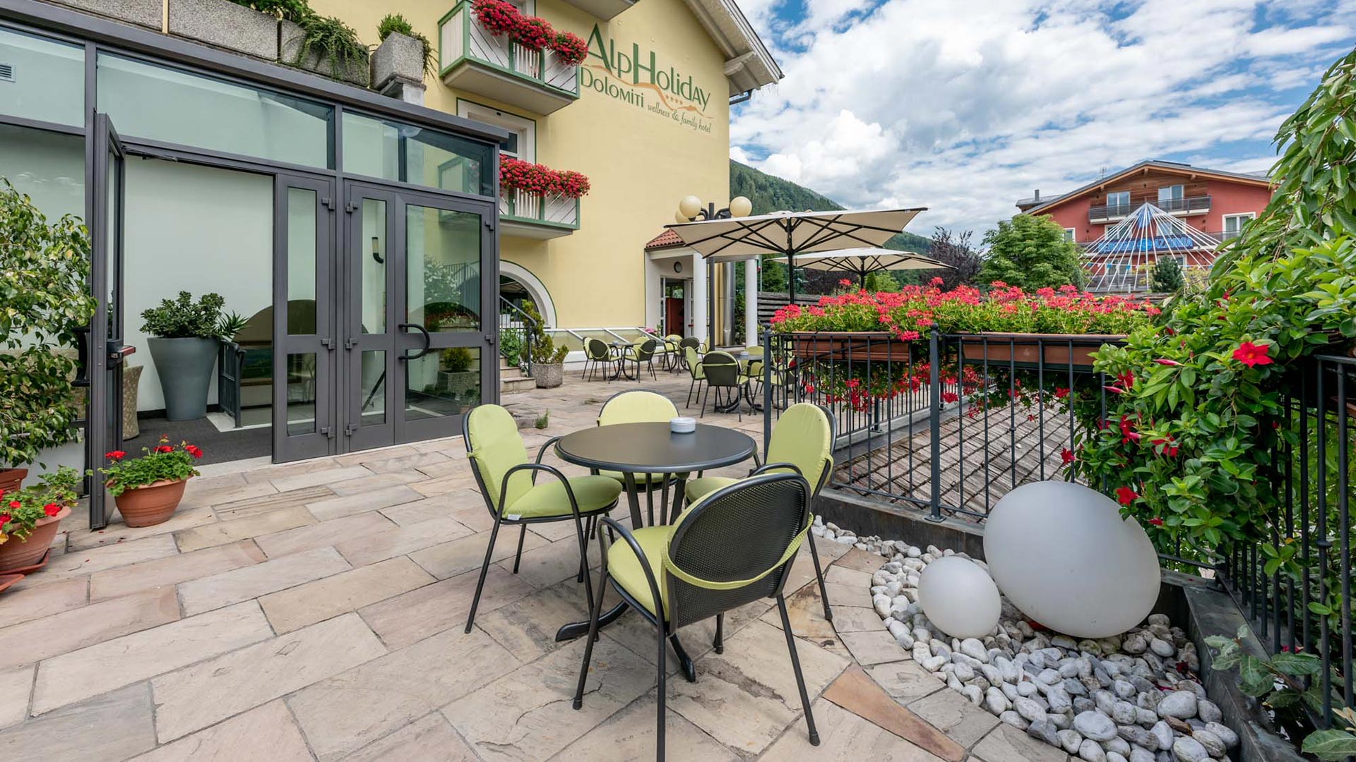 Das AlpHoliday bietet von seiner Bar-Terrasse aus eine aufregende Aussicht auf das bezaubernde Val di Sole.