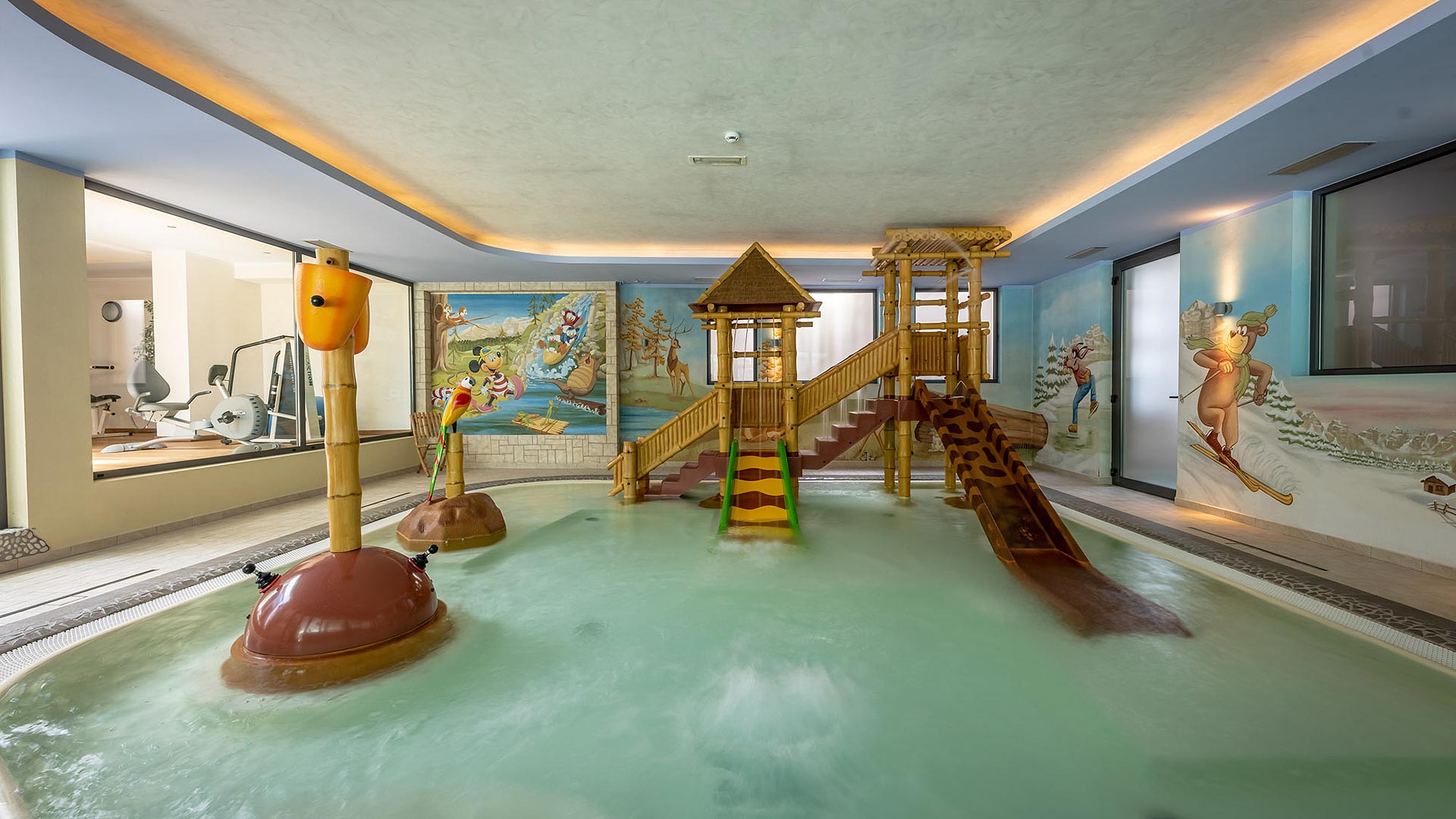 Nel nostro hotel con centro benessere, Val di Sole, troverete un piccolo parco giochi acquatico dedicato ai vostri bambini.