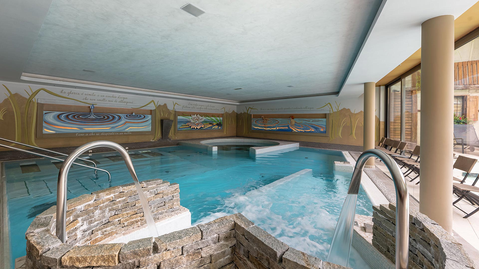 Das Family Hotel mit SPA im Trentino verfügt über ein großes beheiztes Hallenbad, Hydromassage und Wellness-Pfade.