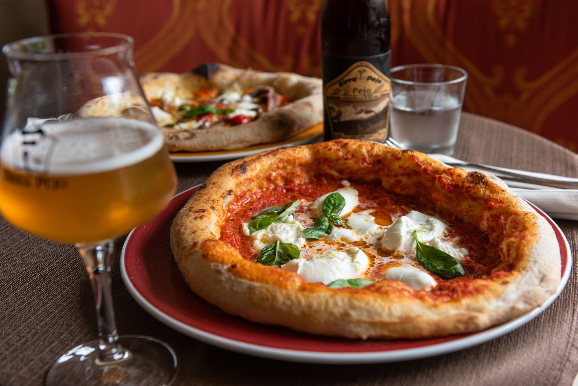 In der Hochsaison können Sie unsere neapolitanische Pizza genießen und dabei typische Trentiner Produkte probieren.