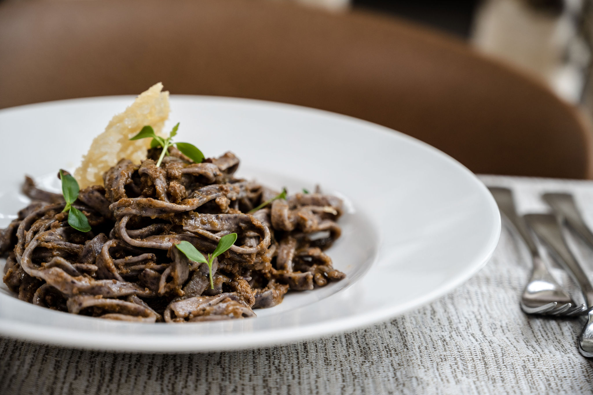 La cucina dell'AlpHoliday propone sia a pranzo che cena una selezione di piatti con 4 scelte ed un ampio buffet di verdure.